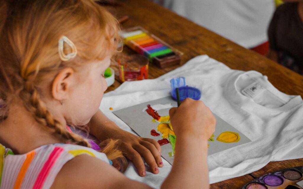 Mädchen bemalt T-Shirt