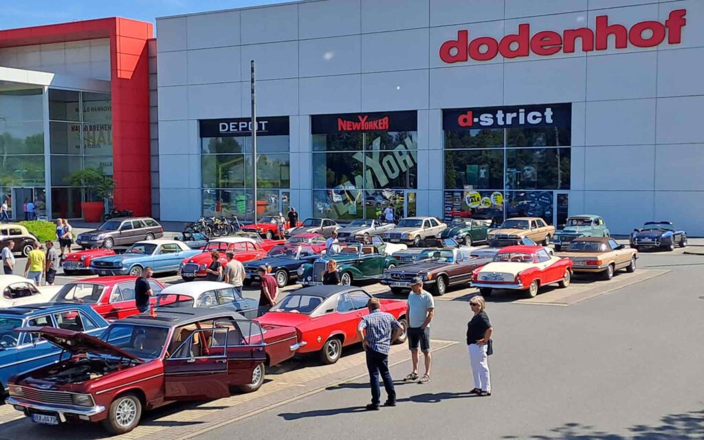 Viele schöne Oldtimer auf dem dodenhof Parkplatz