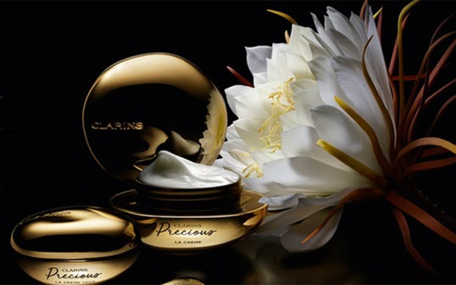 Creme von Clarins und weiße Blumr