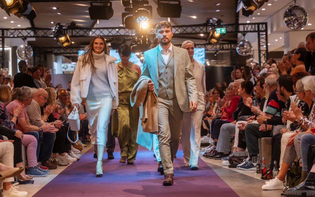 Models in Mode der aktuellen Kollektion auf dem Laufsteg