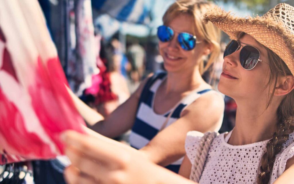 Frauen stöbern beim Flohmarkt