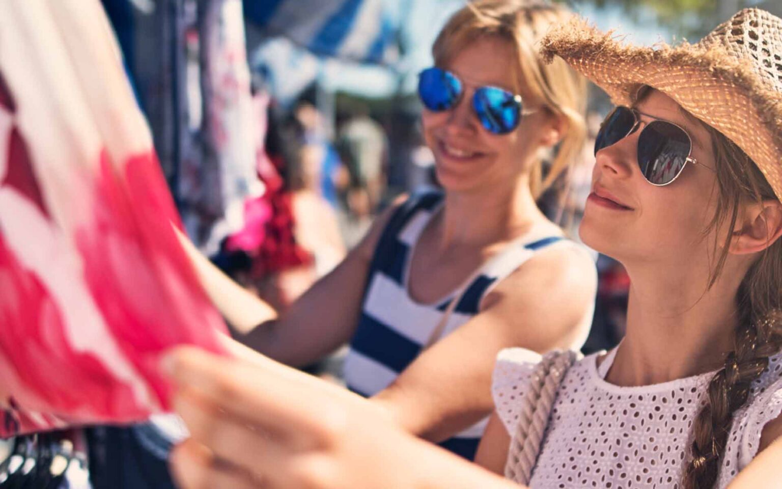 Frauen stöbern beim Flohmarkt