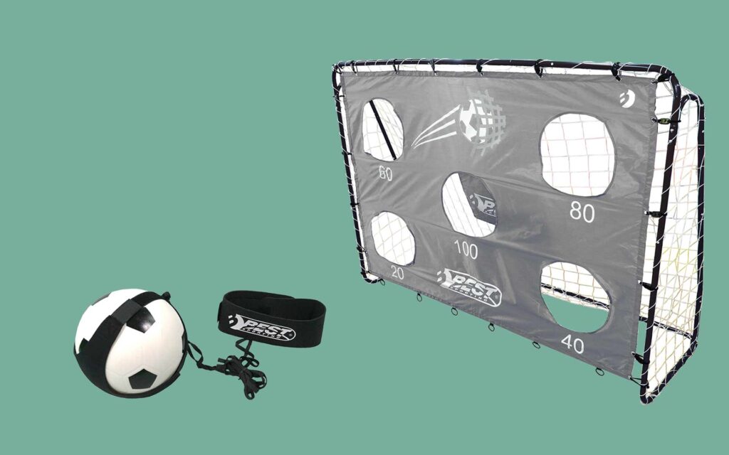 Fußballwand mit Löchern zum Treffen