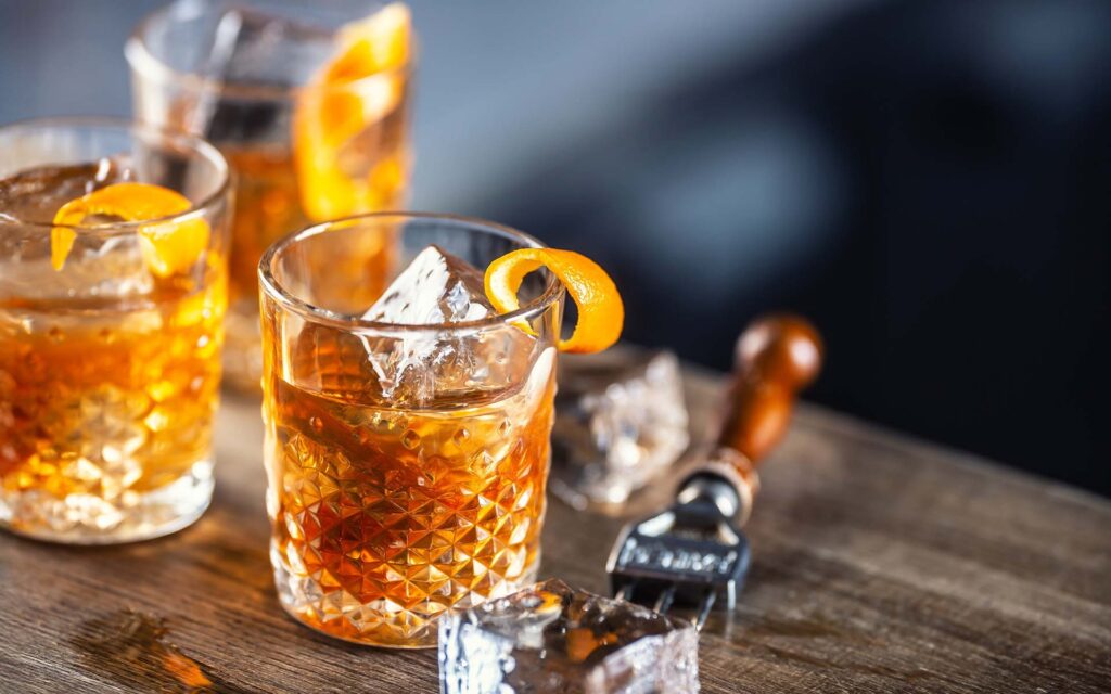 Gläser mit Rum und Eiswürfeln auf einem Tisch