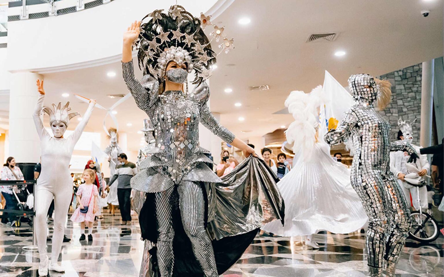 Mehrere Personen in silbernen Kostümen