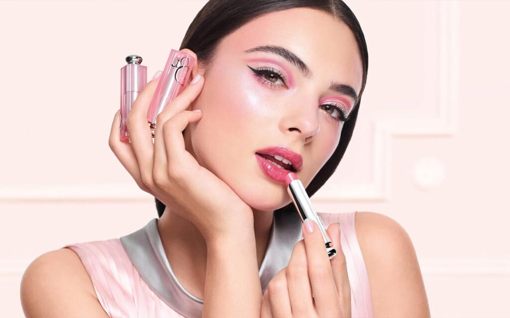 Frau trägt Lippenstift auf