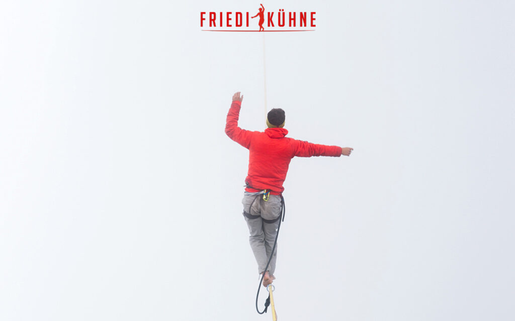 Friedi Kühne auf der Slackline