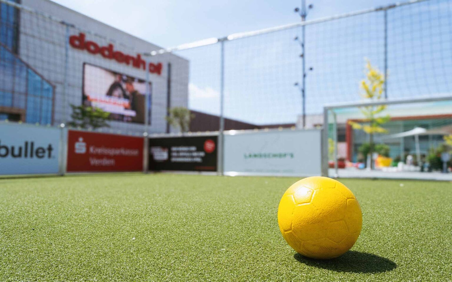 Gelber Fußball auf einem Soccer Platz