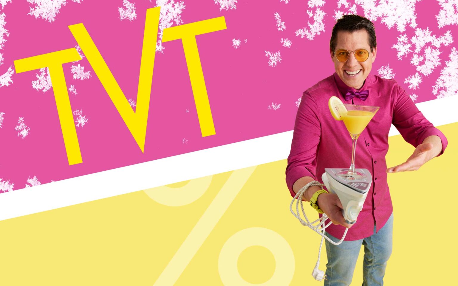 Mann in rosanem Hemd mit Bügeleisen in der Hand