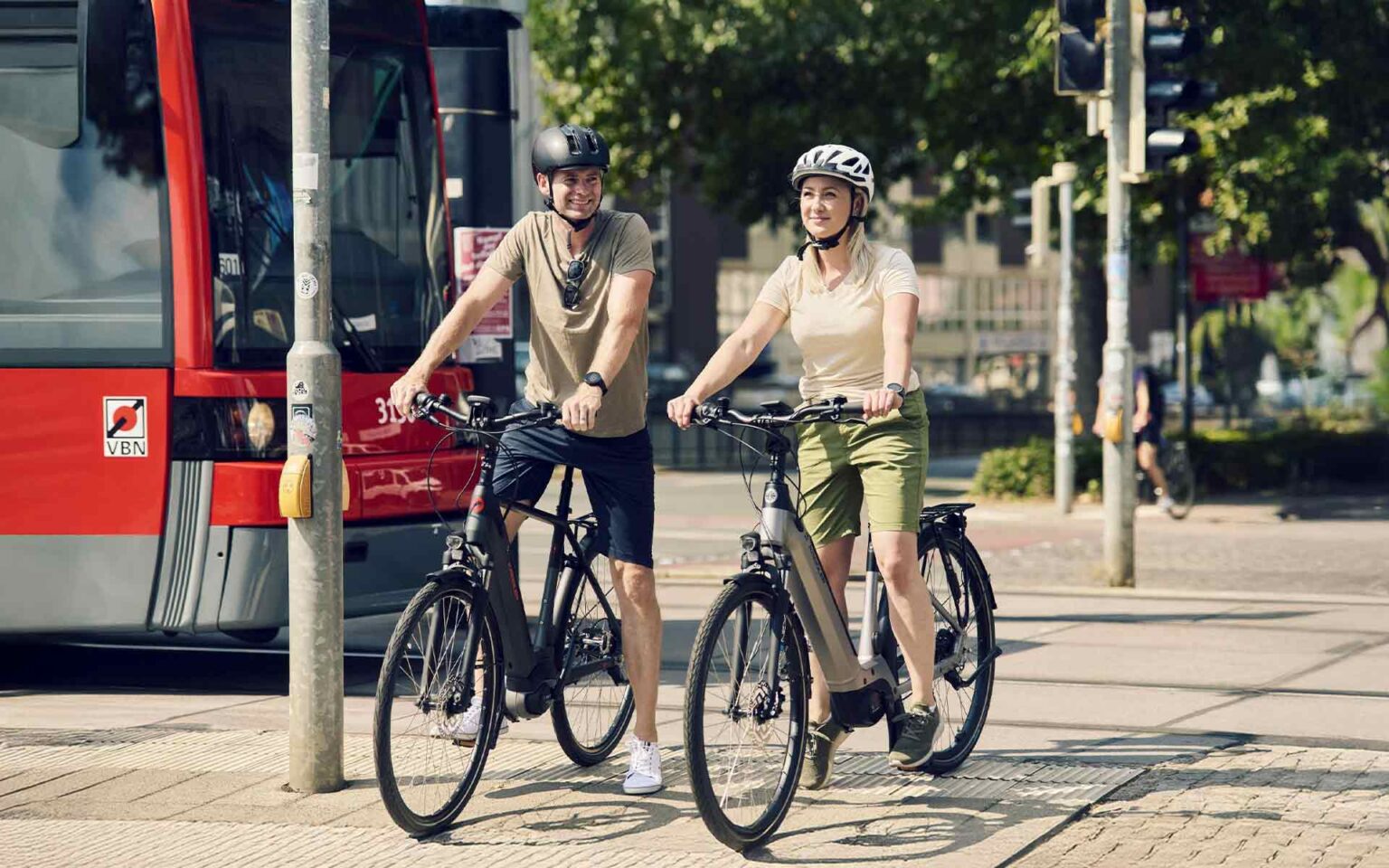 Zwei Radfahrer mit Helm