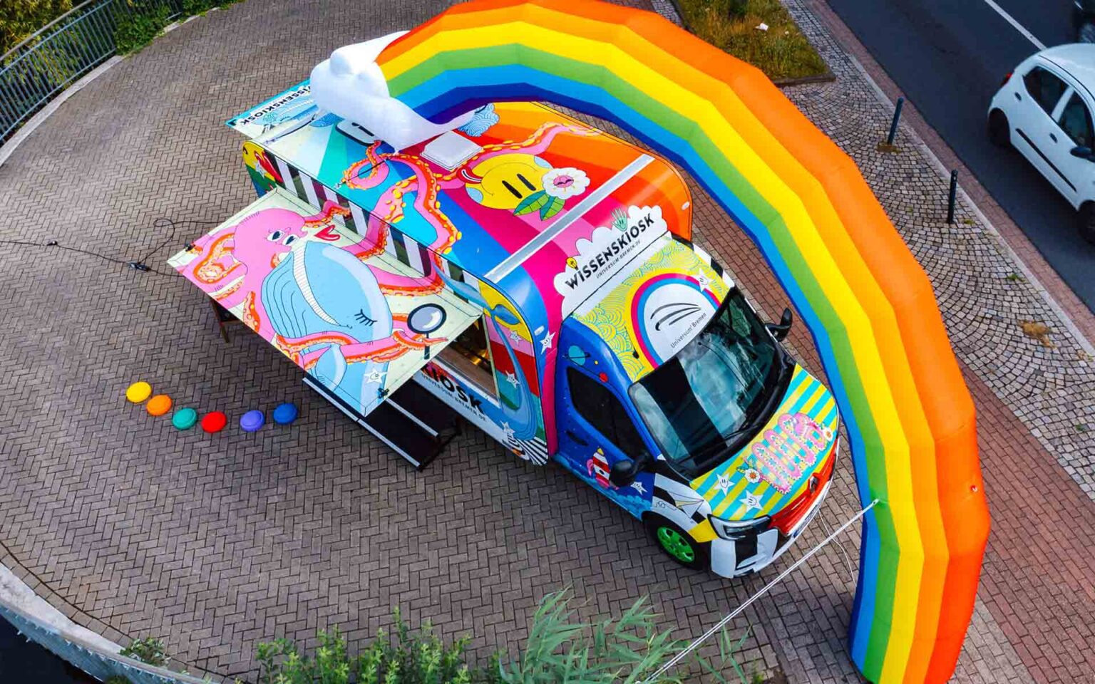 Bunter Van mit Regenbogen