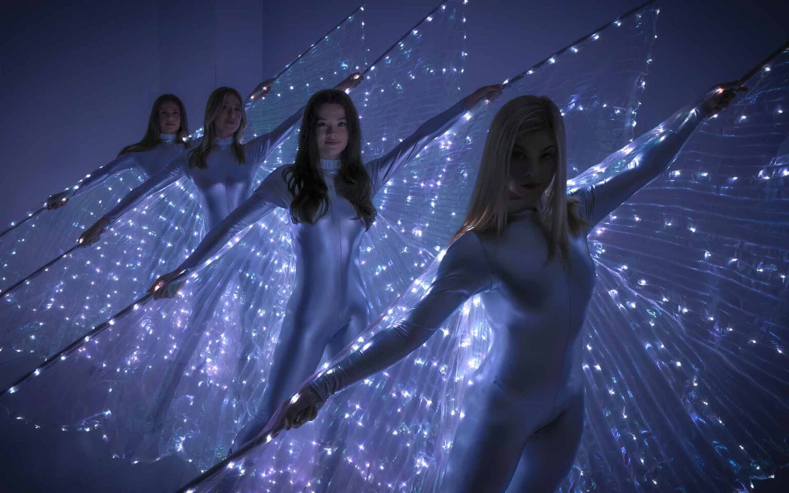 4 Frauen in LED Umhängen