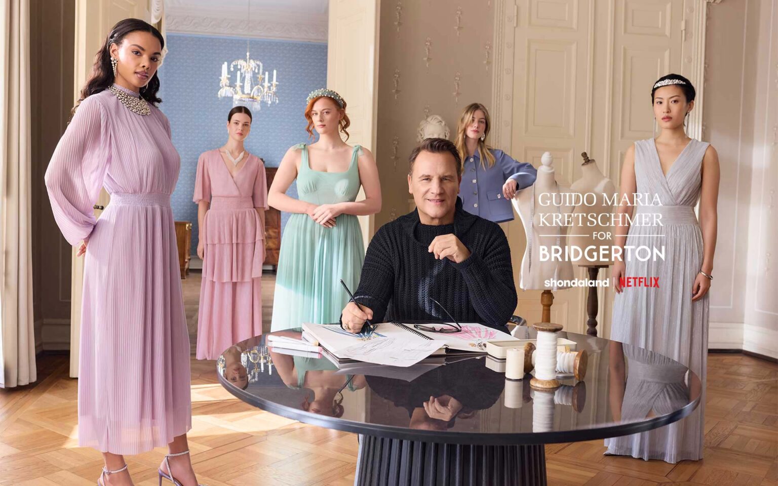 Guido Maria Kretschmer und Models in der Bridgerton Kollektion