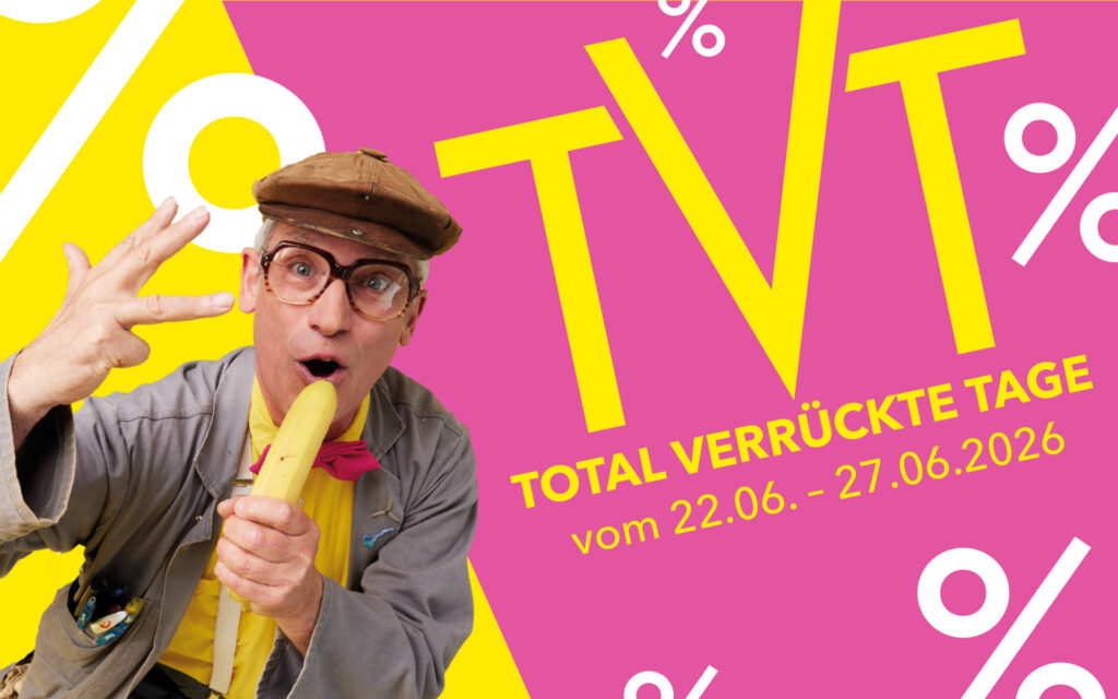 Älterer Herr schreit in eine Banane