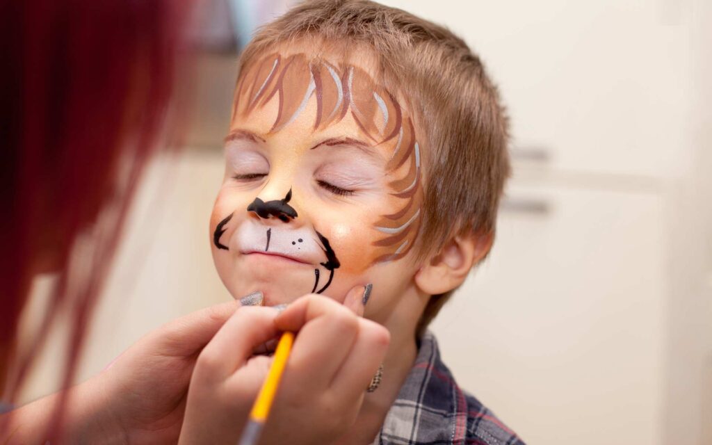 Kind bekommt Löwengesicht gemalt