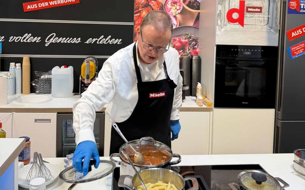 Klaus Pechmann, Leiter der TechnikWelt beim kochen