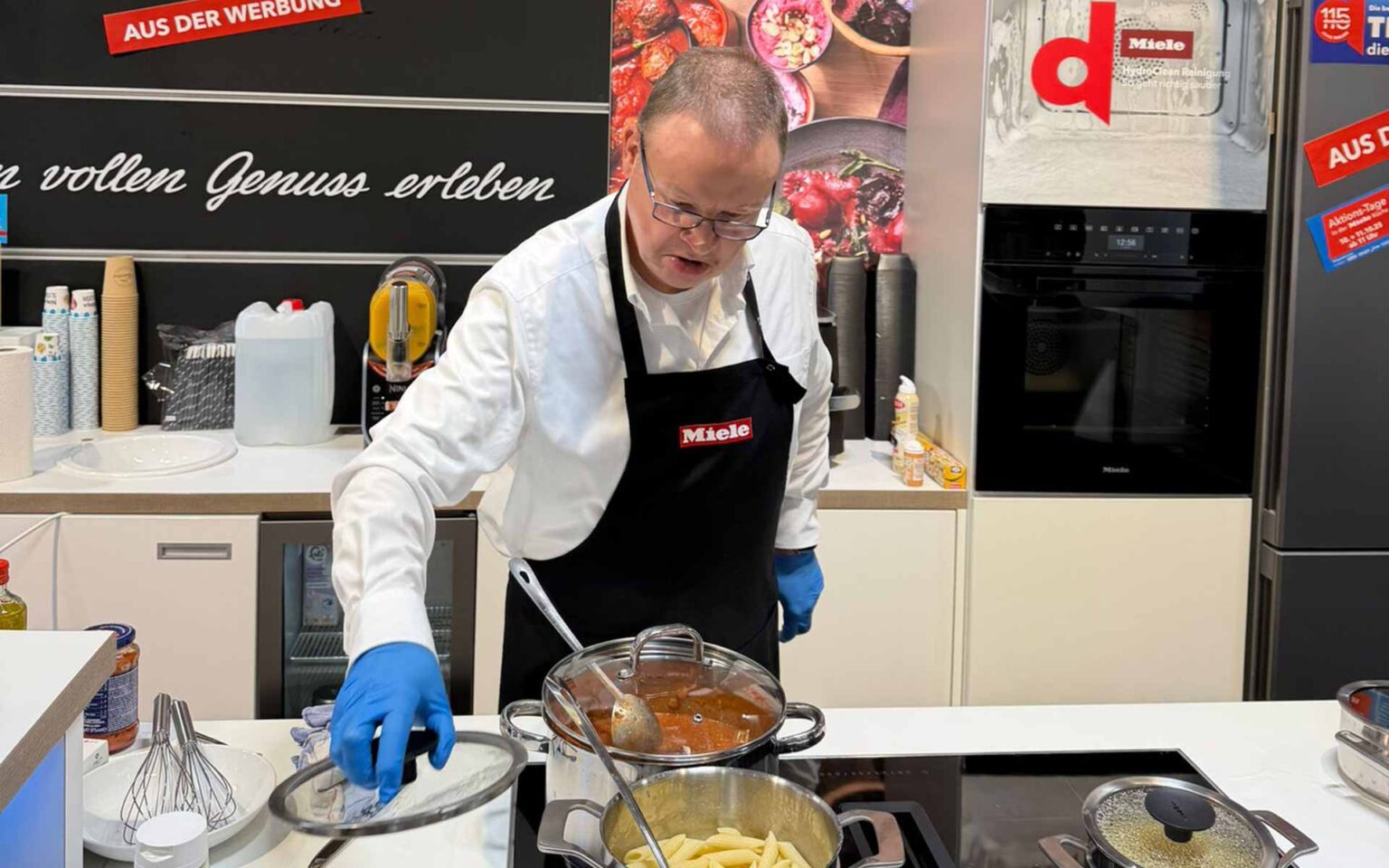 Klaus Pechmann, Leiter der TechnikWelt beim kochen