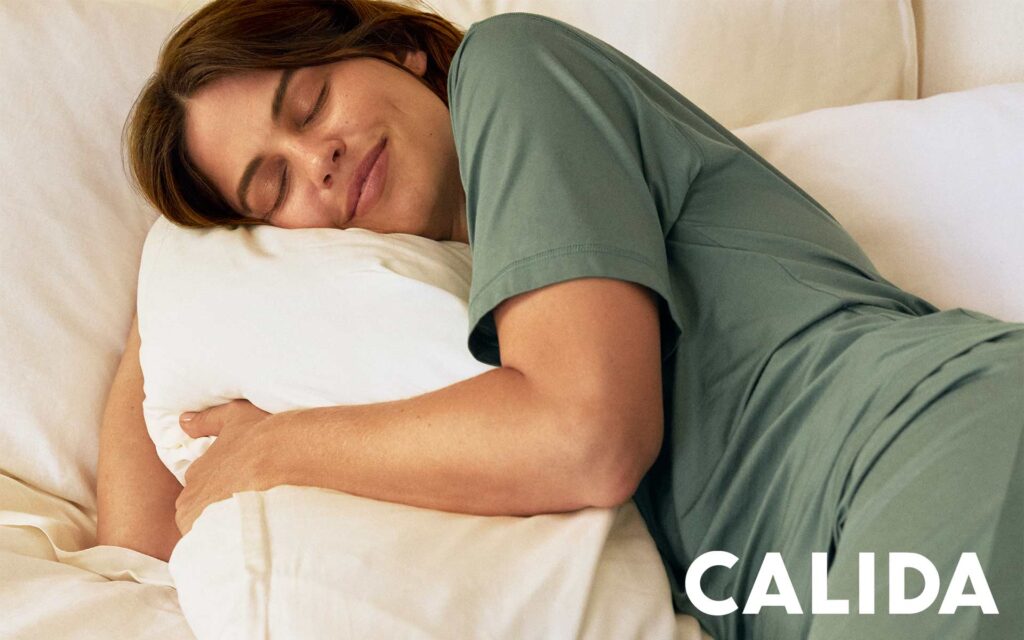 Frau schmiegt sich an Kissen