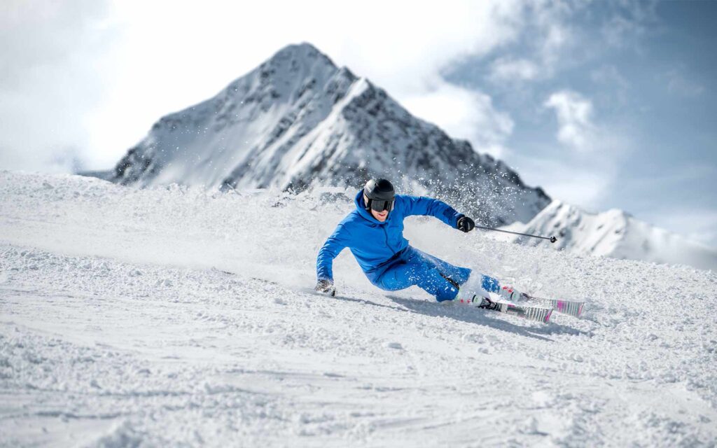 Skifahrer bei der Abfahrt