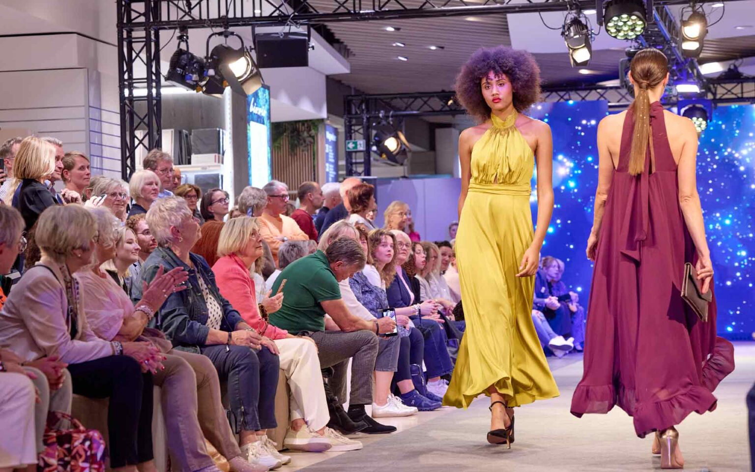 Zwei Models in langen Abendkleidern auf dem Lauftseg