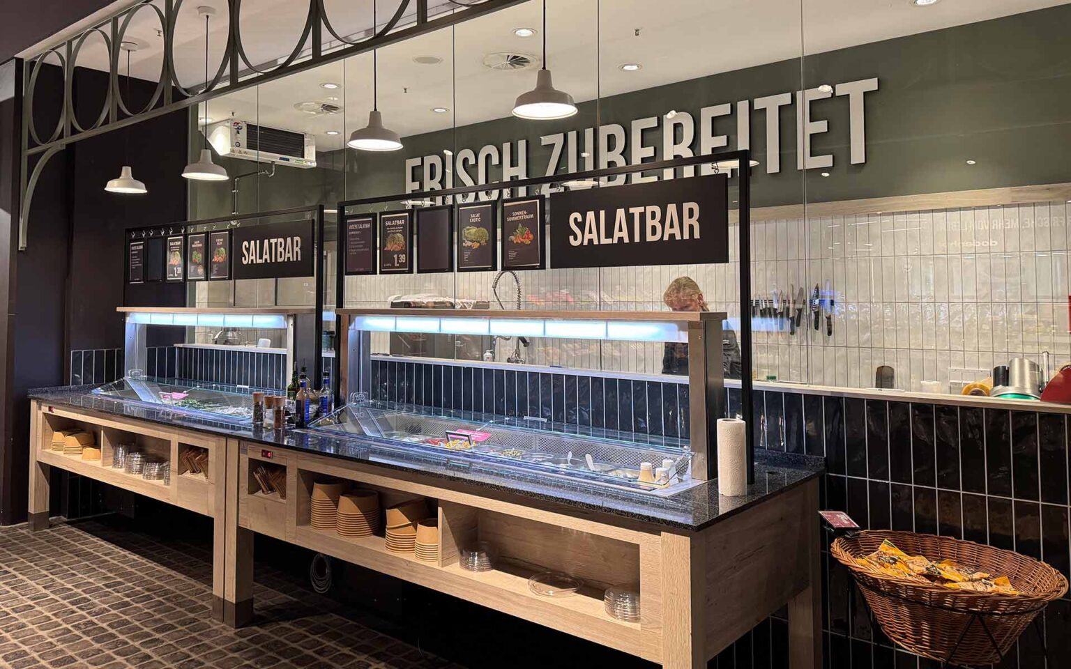 Salattheke mit Küche dahinter