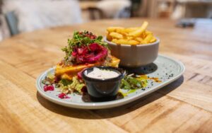 Teller mit Salat, Burger und Pommes