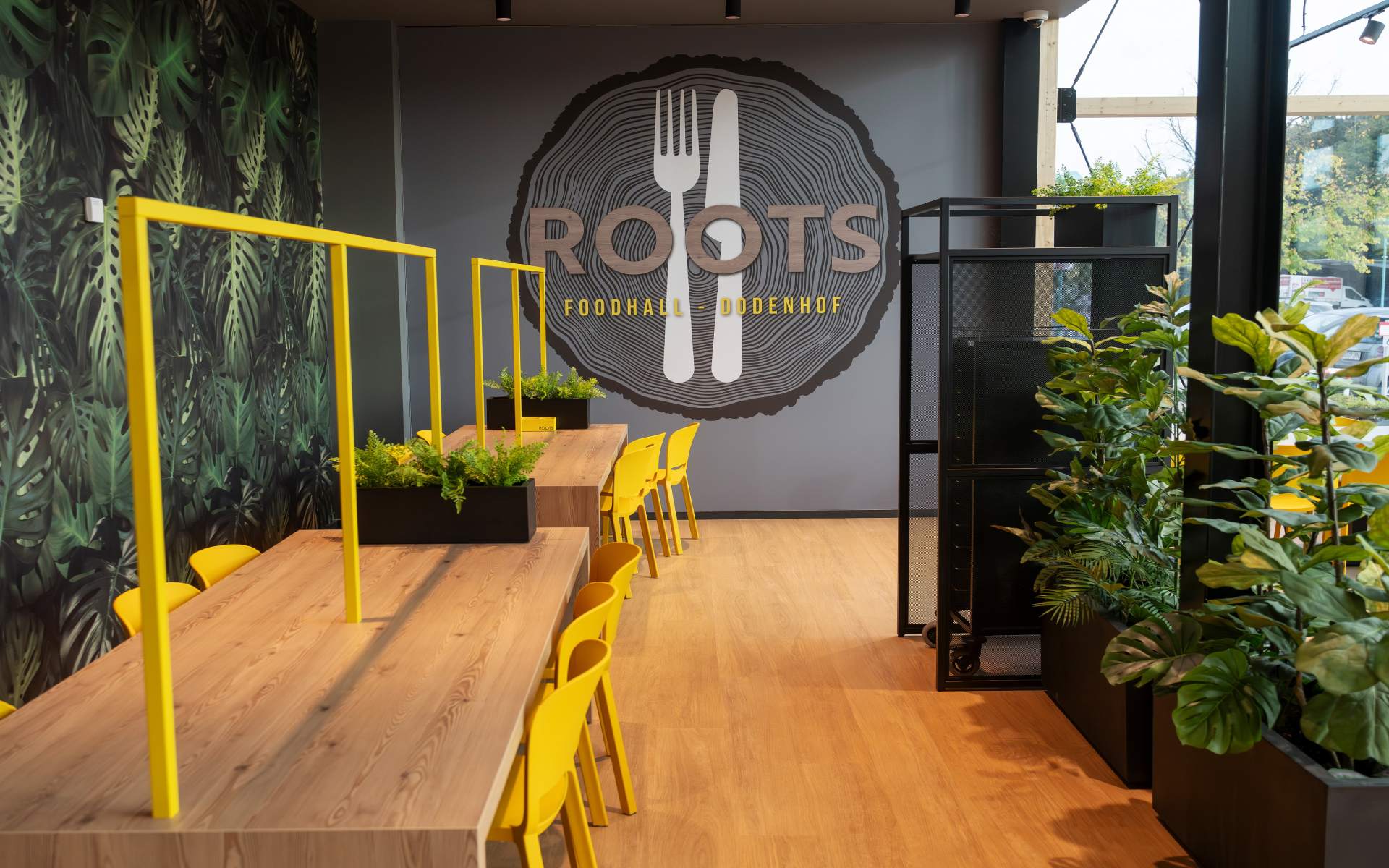 Roots Foodhall Innenansicht mit Logo