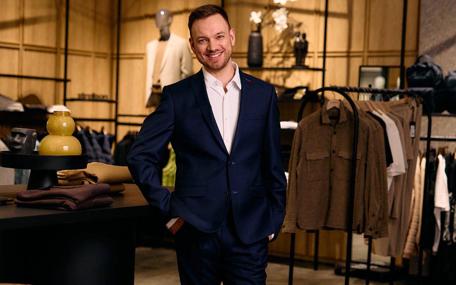 Schick gekleideter Mann in der Herrenmode