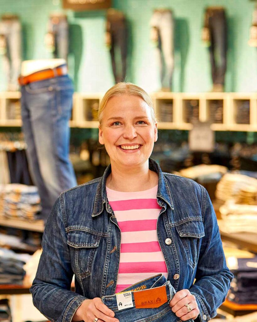 Beraterin mit Jeans in der Hand