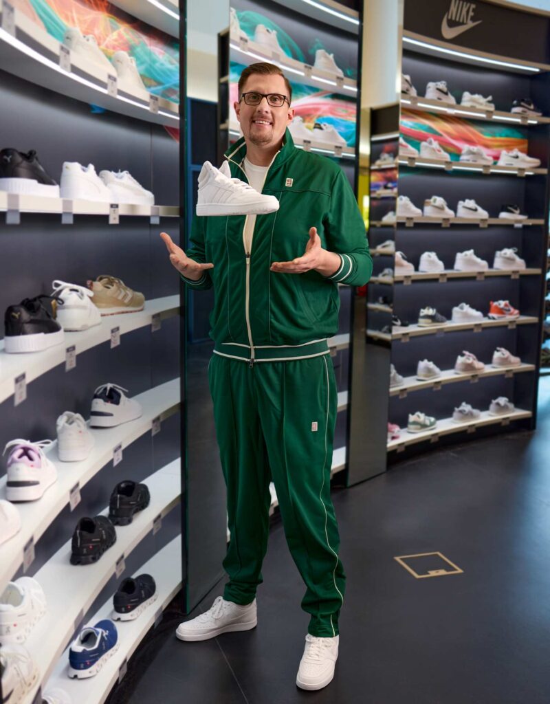 Berazer der SportWelt wirft einen Sneaker in die Luft