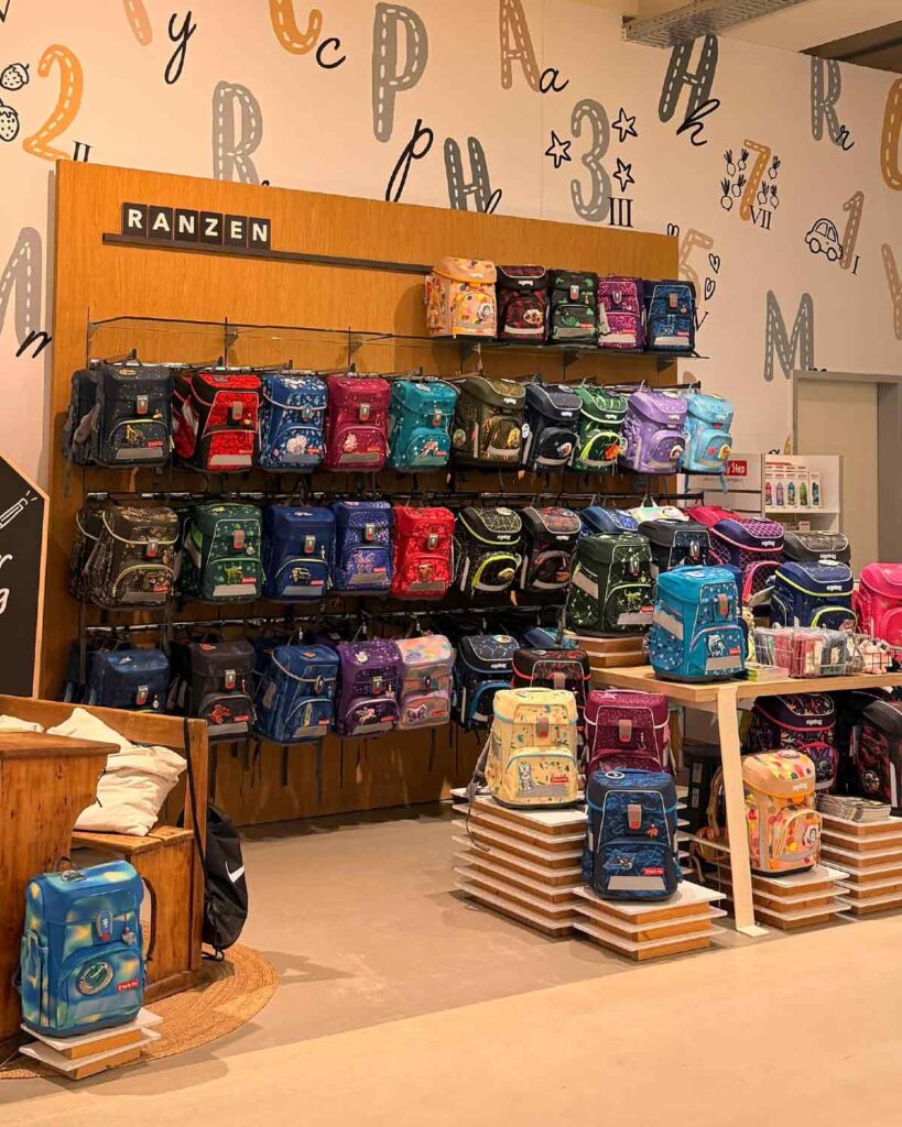 Ranzen in der Kinderabteilung