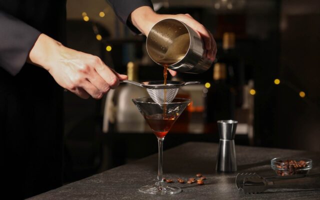 Espresso Martini in der Zubereitung