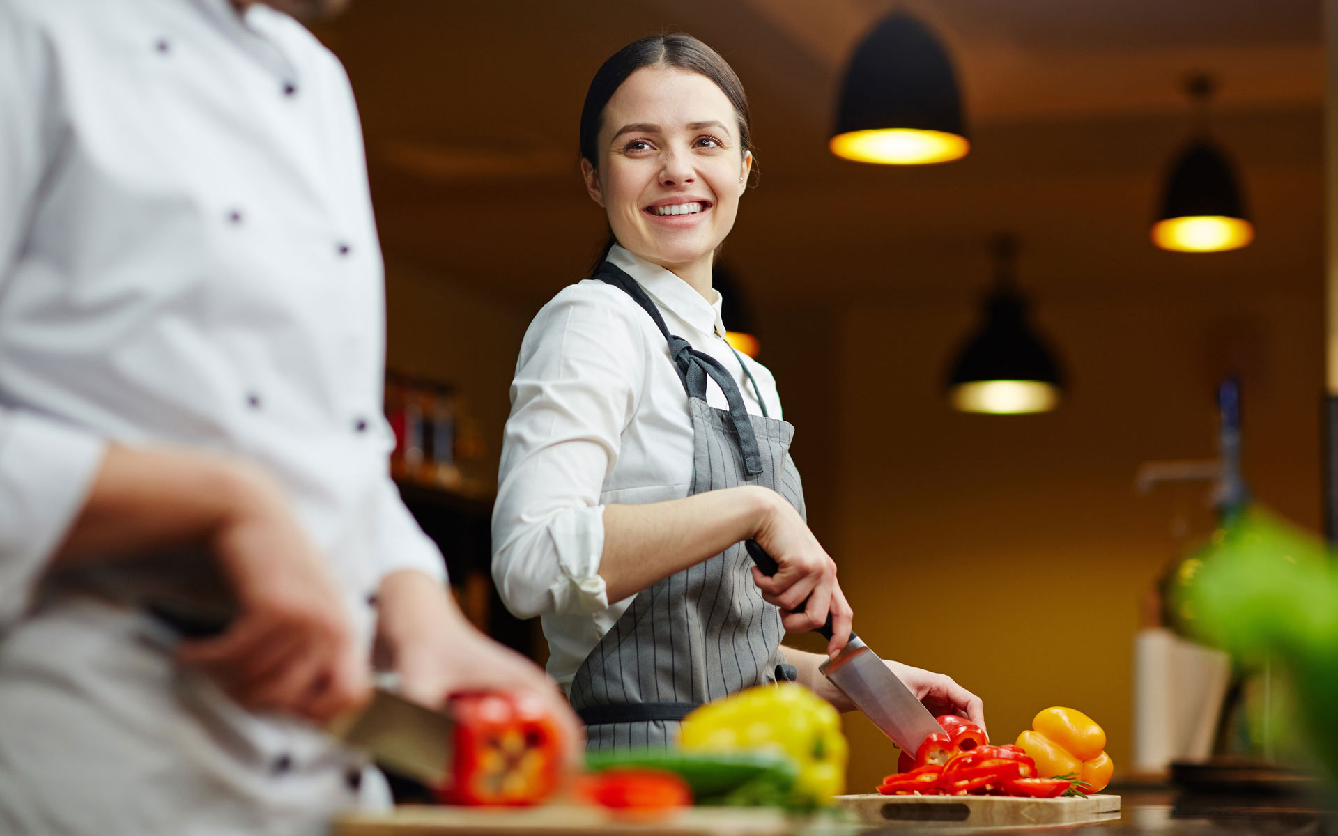 Frau beim kochen