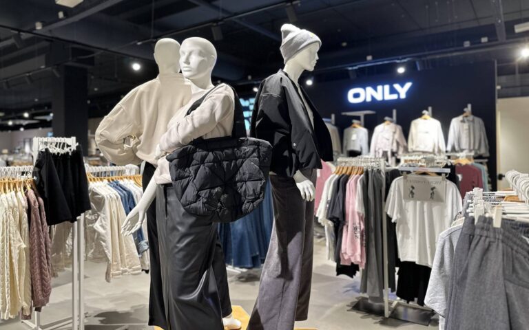 Lässsige Damenoutfits in beige und schwarz