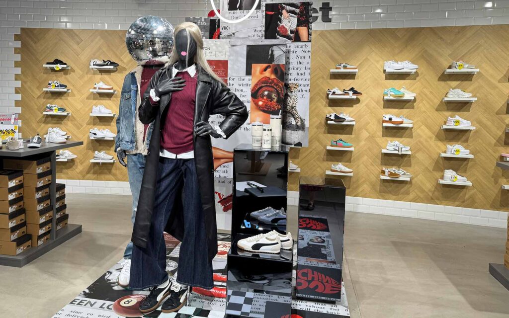 Zwei Figuren mit young Fashion Kleidung