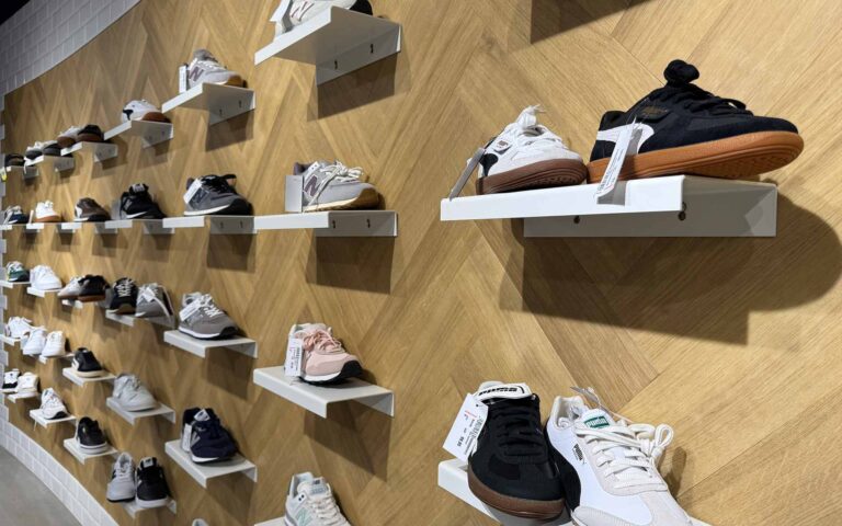 Wand voller Sneaker