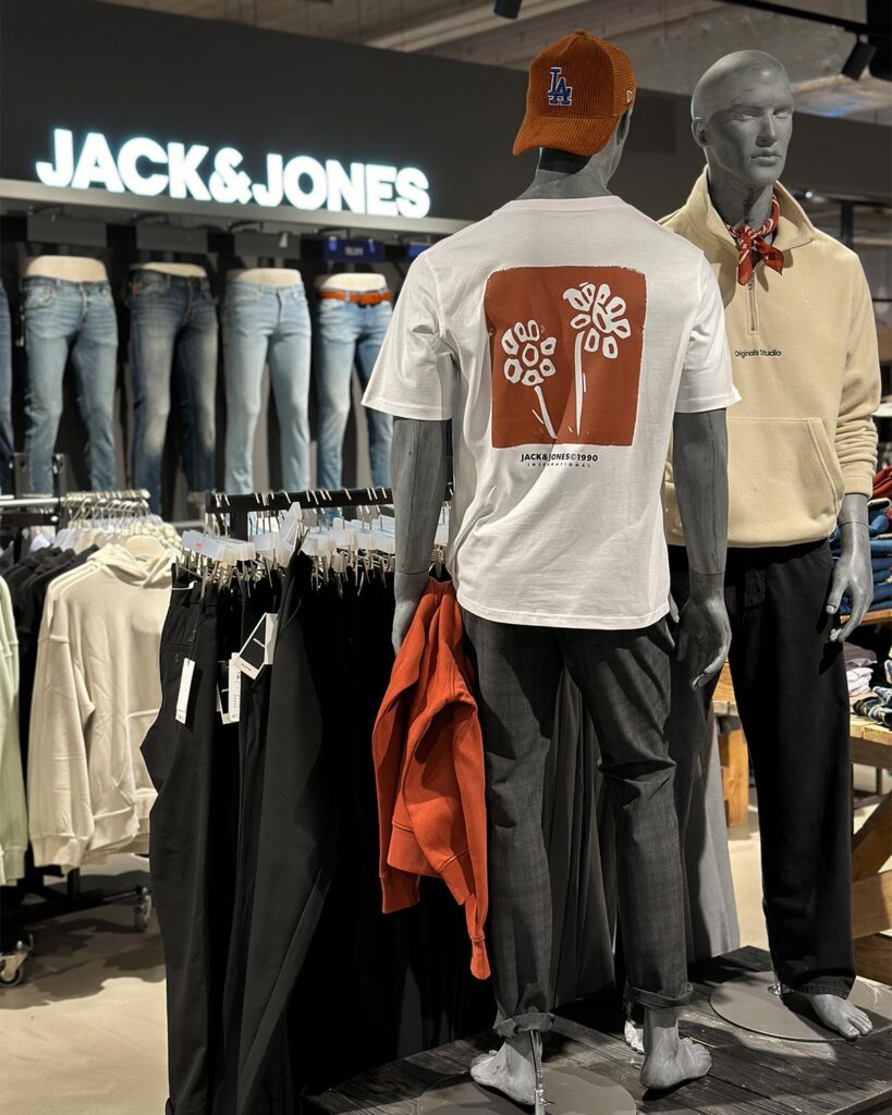 Zwei lässige Outfits für Herren von Jack & Jones