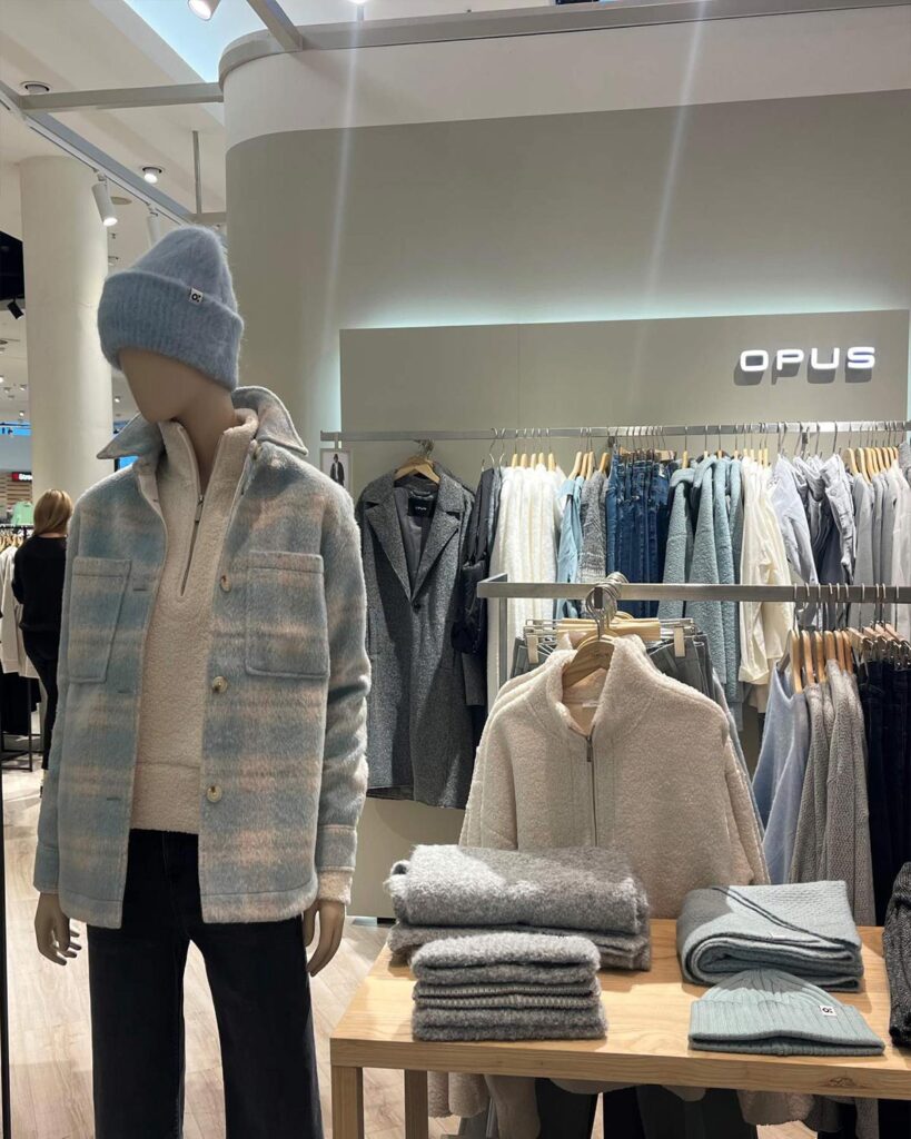 Blaue Kleidung von Opus