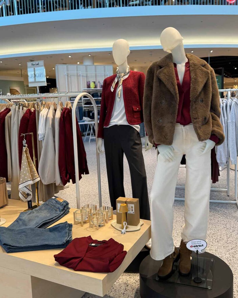 Zwei Figuren in trendigen Herbstoutfits