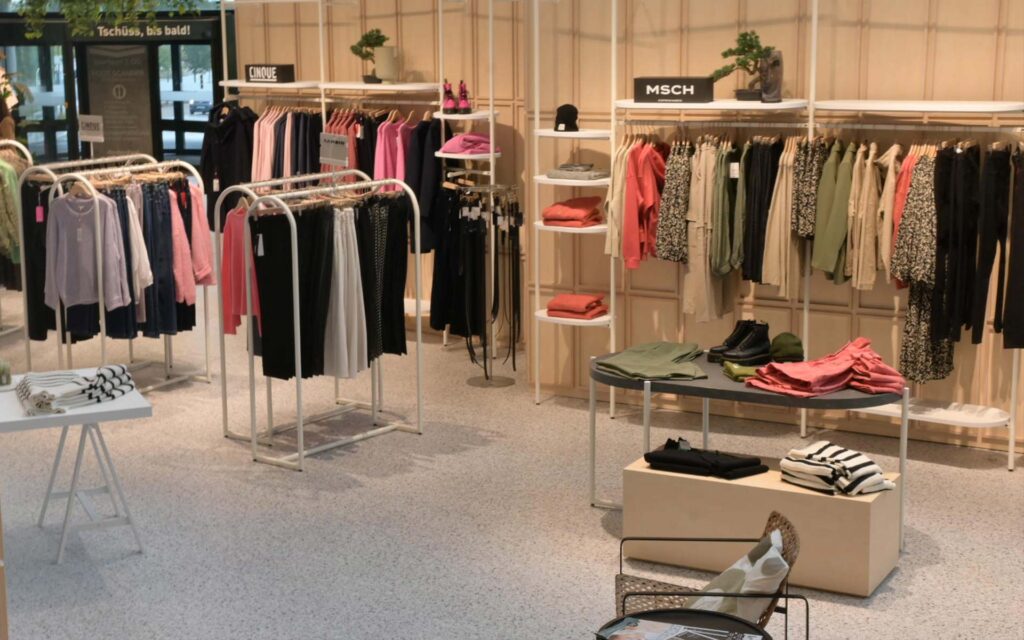 Übersicht über einen Bereich der Damenmode mit verschiedenen Marken