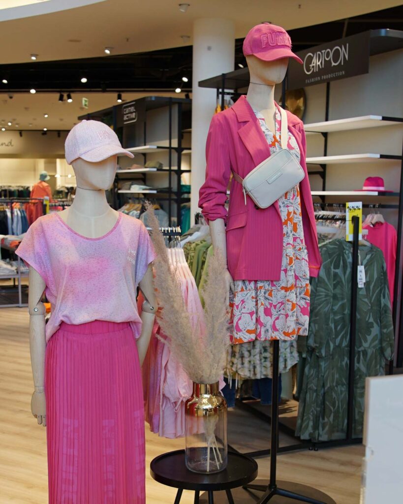 Zwei Damenfiguren in rosanen Outfits