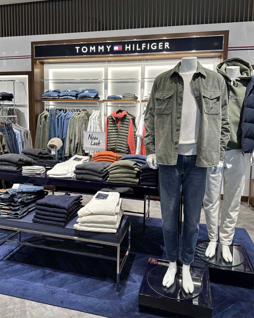 Herrenmode in Khaki und Blau von Tommy Hilfiger