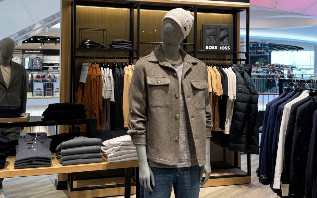 Figur in Bossoutfit in der Hrrenmode