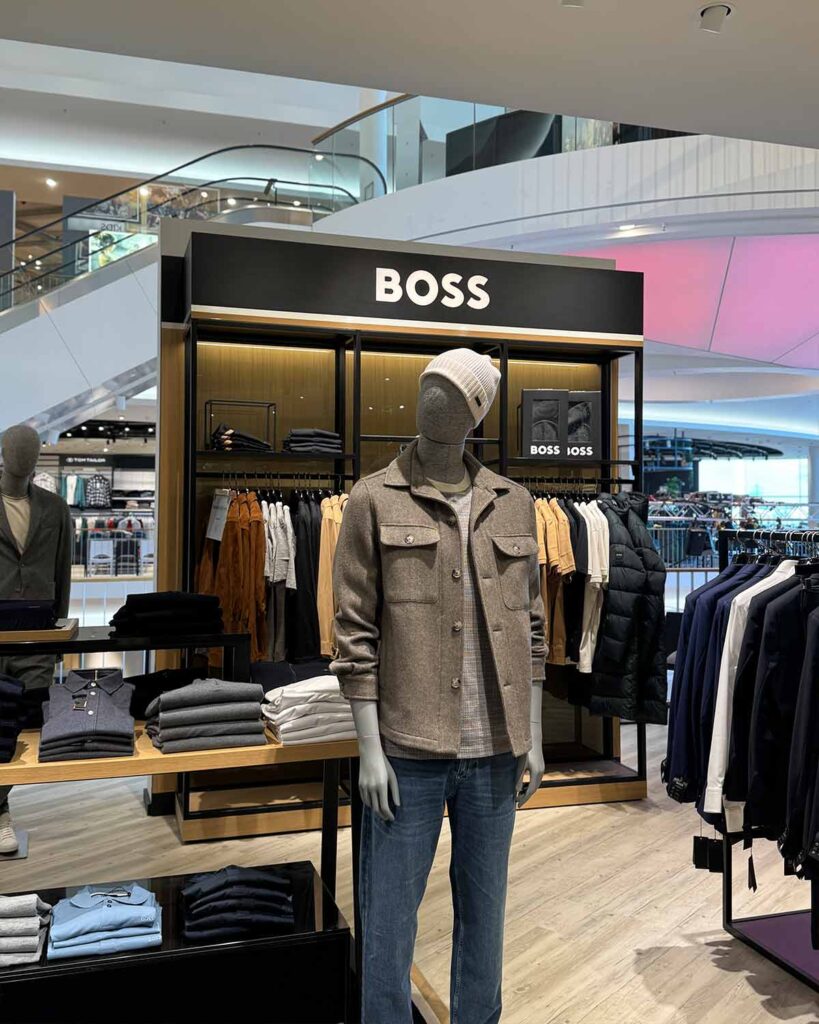 Figur in Herbstoutfit von BOSS