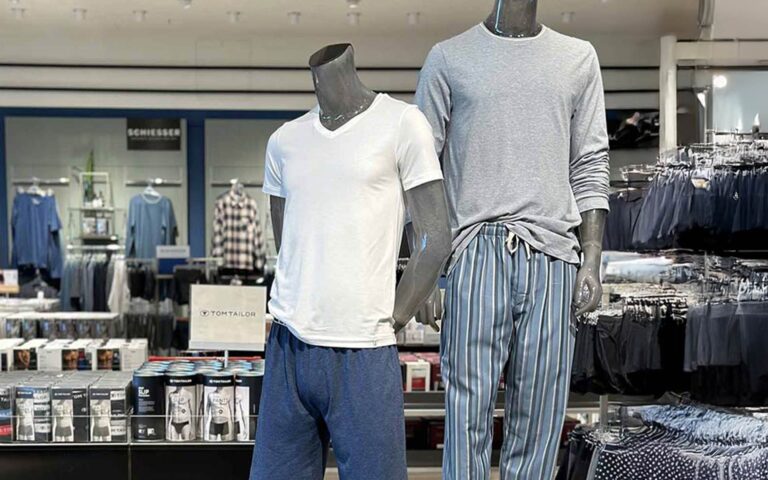 Zwei Herren Wäscheoutfits in Weiß und Blau