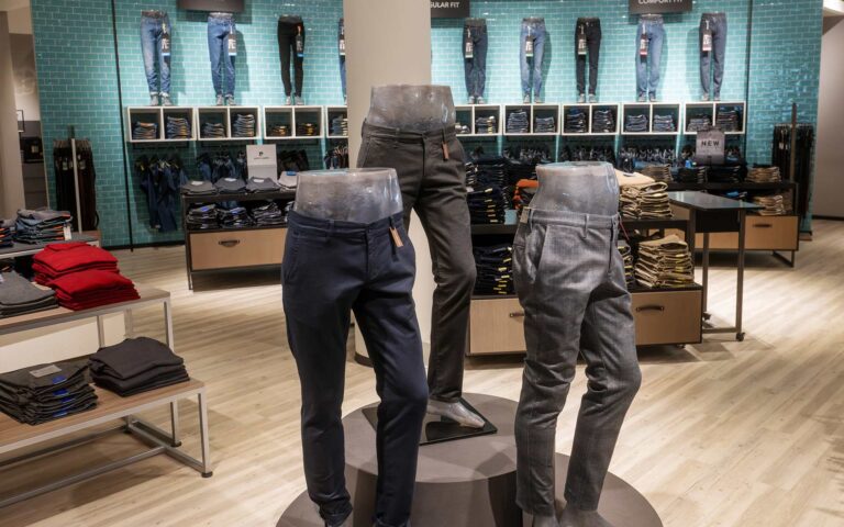 Verschiedene Hosen in Schwarz und Grau