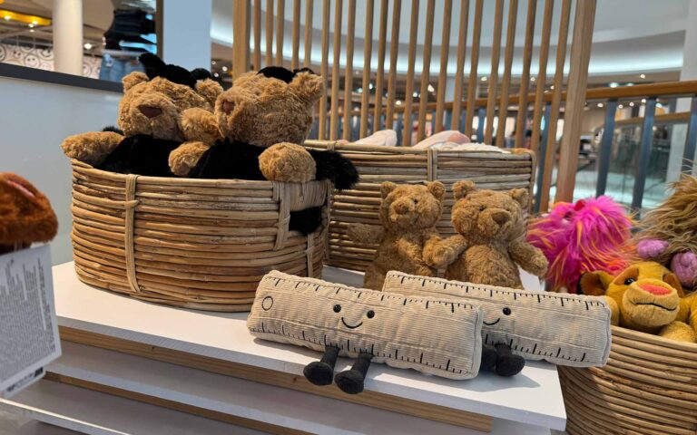Teddybären und ein Lineal mit Augen und Beinen