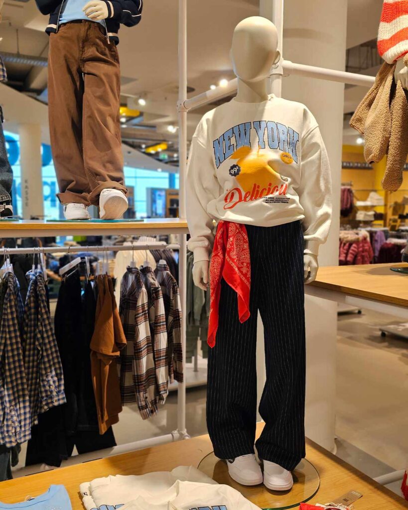 Figur in trendiger Kindermode gekleidet