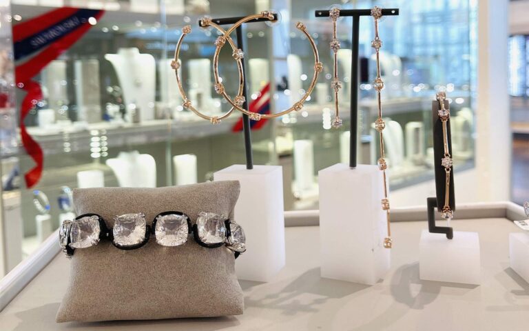 Goldener Schmuck mit Diamanten