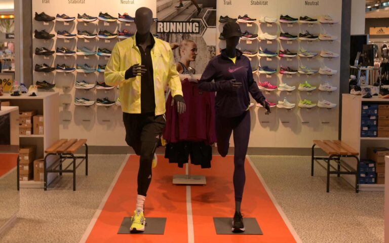 Zwei Running Outfits für Damen und Herren
